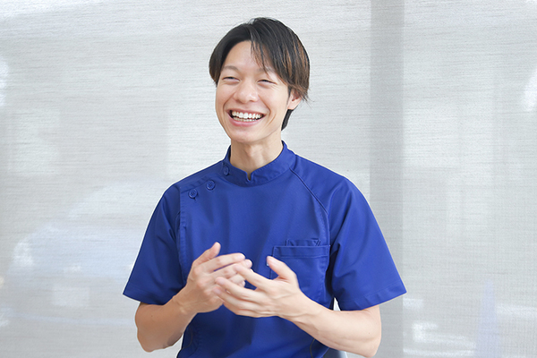 西村歯科 自宅でもできる日々のトレーニングが大切だと話す