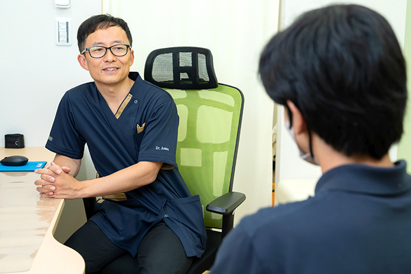 元八事ファミリー内科クリニック 治療について話す浅野院長