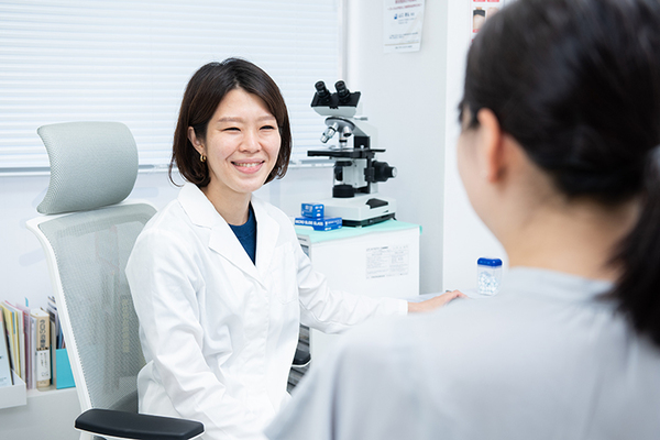 北参道駅前ひふ科 丁寧な説明を心がけ、患者が納得した上で治療を行う