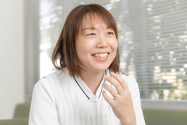 浪越歯科医院 幅広い業務によってスキルアップを続ける真鍋さん
