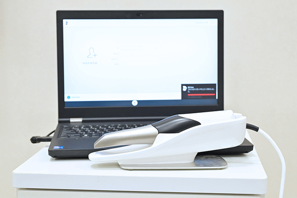 ひろすえ歯科クリニック 口腔内カメラを使用することで、自身の口腔内の状況を確認できる