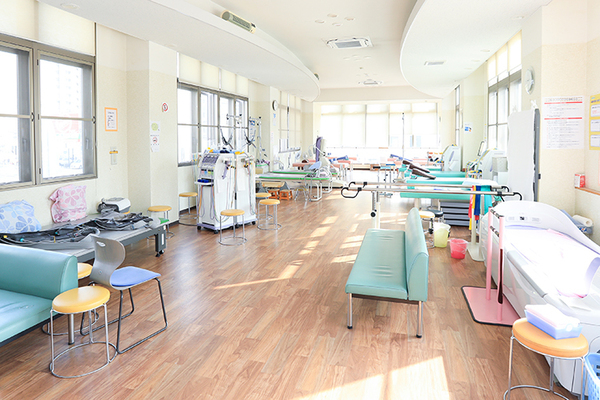 かがみ整形外科・外科　 理学療法士も在籍し、院長と連携を密に取っている