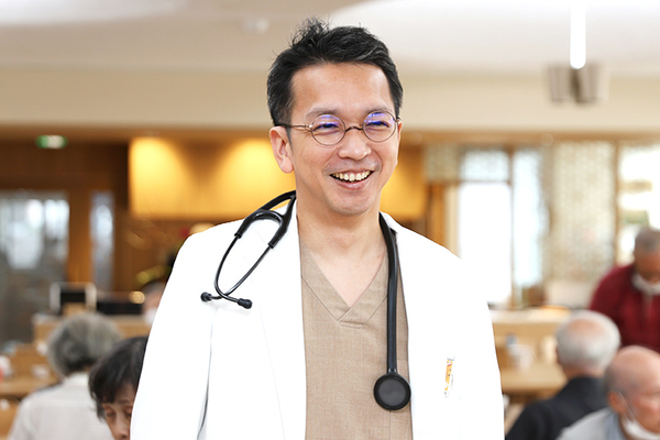 医療法人 原内科循環器科クリニック デイケアフロアの様子を見守る原院長