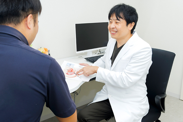 つるたクリニック眼科・泌尿器科 検査について説明をする鶴田院長