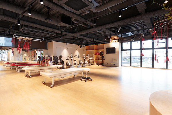 なかしま内科循環器・整形外科クリニック 明るく開放的なリハビリスペース