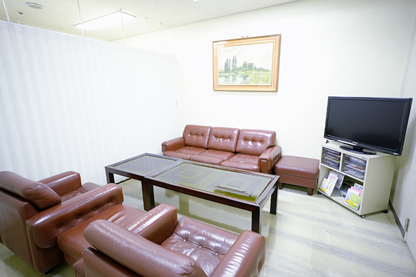 サンシャイン山口クリニック 応接間のような人間ドック待合室