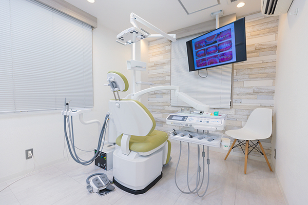 大森沢田通り歯科・予防クリニック 審美歯科に特化した診療スペース。白を基調にまとめている