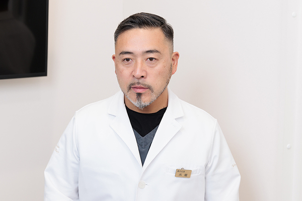 さいごう歯科クリニック 戸塚駅前院 西郷院長は低侵襲の手術を心がけ、患者の負担に配慮している