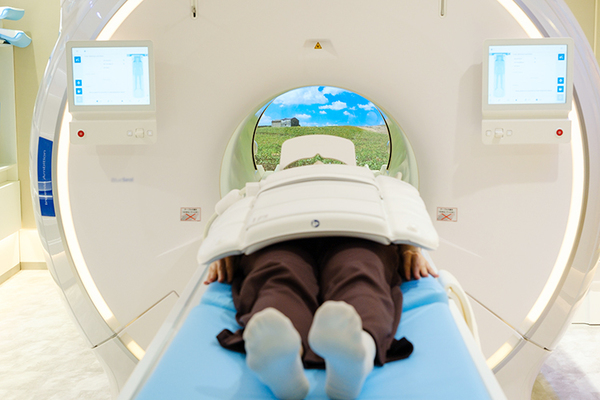 高原クリニック イノベーティブスキャン 狭く感じないように、ゴーグルを装着して映像を見ることも