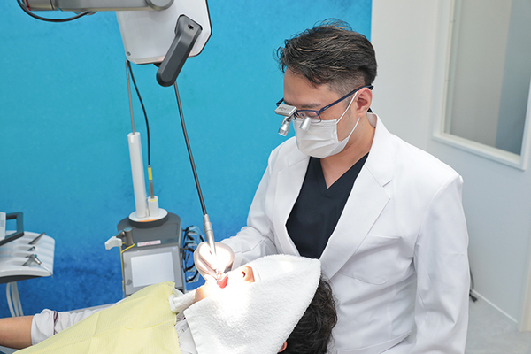 小松歯科医院 マイクロスコープを用いながら、正確で丁寧な治療を心がける