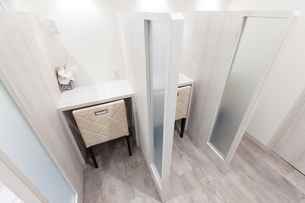 和光市駅前かわはら内視鏡・消化器内科クリニック パーティションで区切った院内下剤室。下剤専用トイレも複数用意