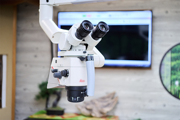 タカシデンタルクリニック 天吊り式のマイクロスコープを採用