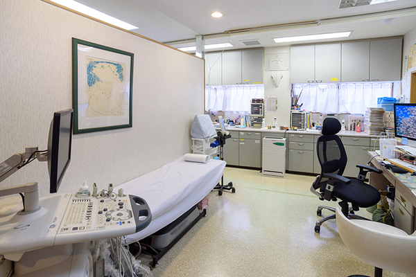 引野口循環器クリニック 患者との会話の中から症状を把握していく診察室