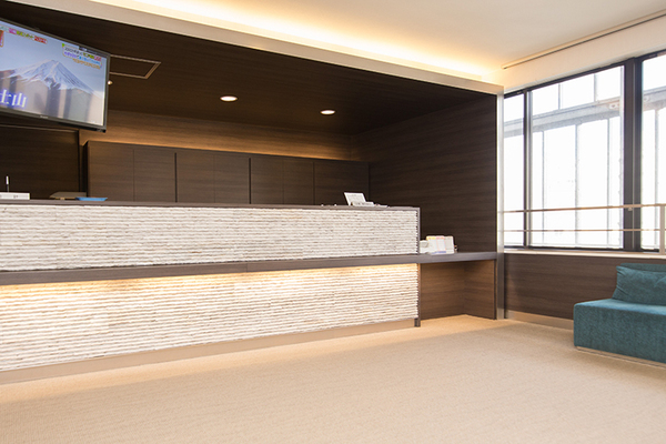 鶴見歯科医院 歯科技工士が診療に立ち合うため、微調整なども迅速に対応できる