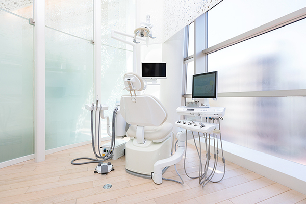 青山クオーツデンタルクリニック すべての診療がプライバシーを配慮した半個室にて行われる