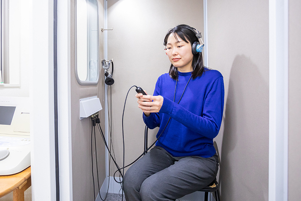 久喜耳鼻咽喉科 検査用のブースで聴力検査を行う