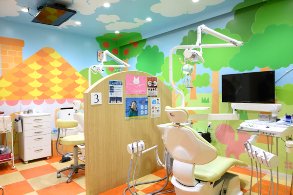 ふなばしキッズデンタル 治療中に動画を流せるように、天井にはモニターを設置している