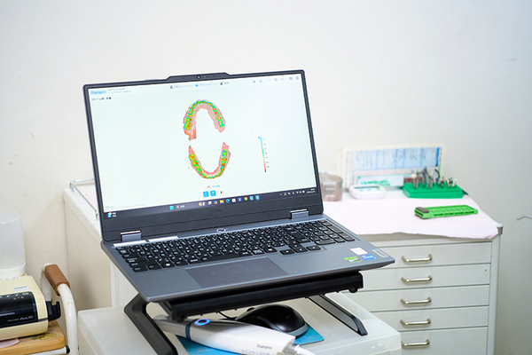 善行団地ファミリー歯科 機器を用いて、精密な検査を行う