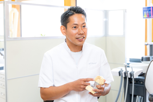 青おとなこども歯科クリニック 小児矯正のメリットは大きいと話す高柳院長