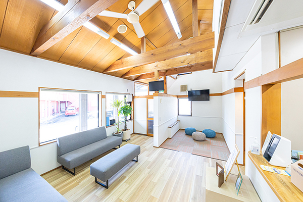 青おとなこども歯科クリニック キッズスペースもあり、広くゆったりとした待合室