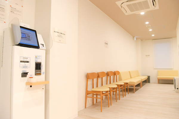 クリニックプラス本八幡 子ども連れでも過ごしやすい、広々とした待合スペース