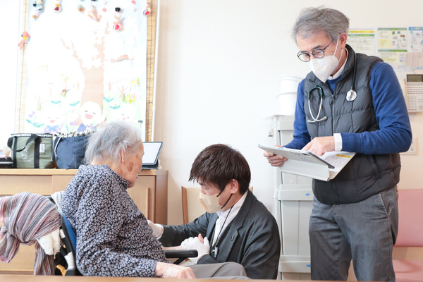 春日部在宅診療所ウエルネス 医師・スタッフたちは患者が話しやすい雰囲気づくりを心がける