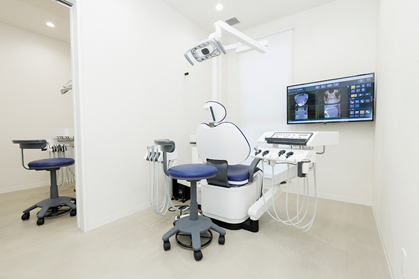 つるさと駅前歯科 診察室は普段は個室、仕切りを開けてオープンにすることも可能
