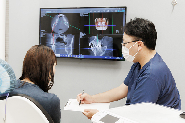 博多さとうBC歯科 診察室のモニター等を用いながら、丁寧な説明を行う