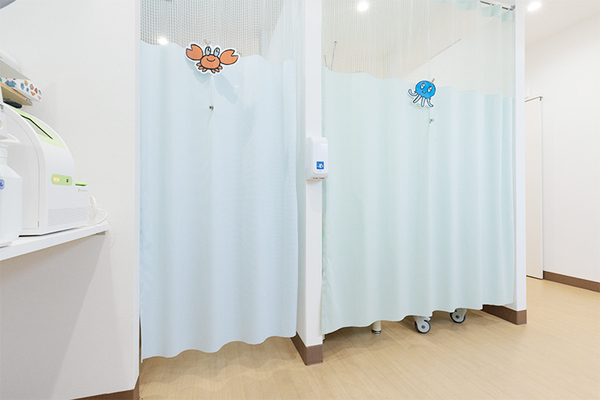 藤沢せせらぎこどもファミリークリニック かわいらしい院内。発熱患者用の動線の確保もしている