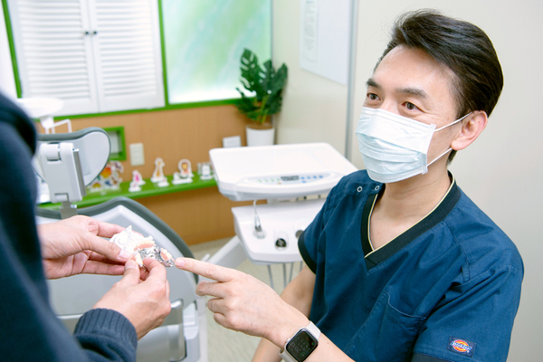 エスト歯科イオンスタイルせんげん台 院内に在籍する歯科技工士とスピーディーで密な連携を取っている