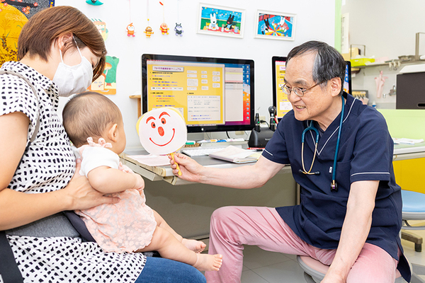 えびす子どもクリニック 子どもとコミュニケーションを取り、泣かさない工夫を行っている