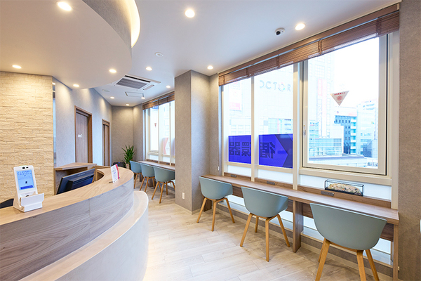 よしだ内科ハートクリニック 落ち着いた空間で、安心して過ごせるよう配慮された待合室