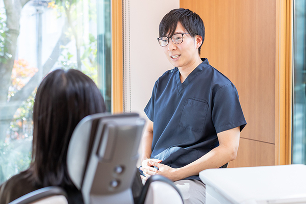 有坂歯科・インプラントオフィス 矯正後のメンテナンスが大切。家庭でのケアもわかりやすく説明