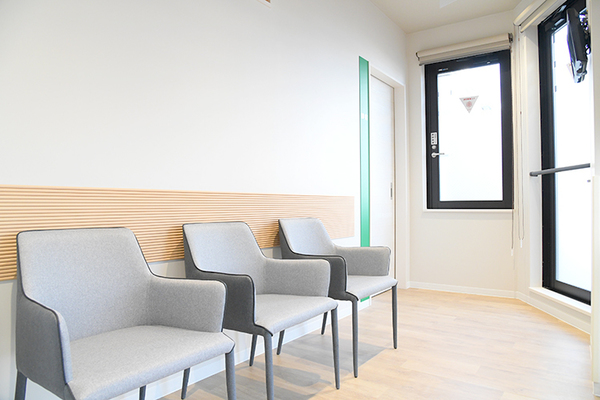 うらやす産婦人科 自然光が差し込み明るい待合室