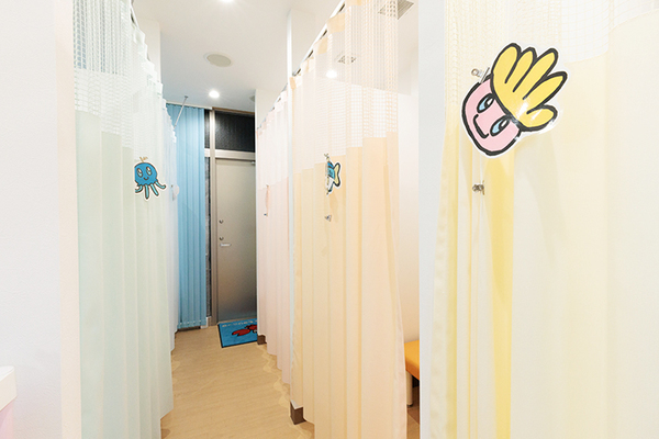 藤沢せせらぎこどもファミリークリニック かわいらしい院内。発熱患者用の動線の確保もしている