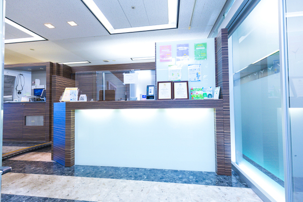 新宿パークタワー歯科 初診でも相談しやすいよう、スタッフが温かく迎える受付 