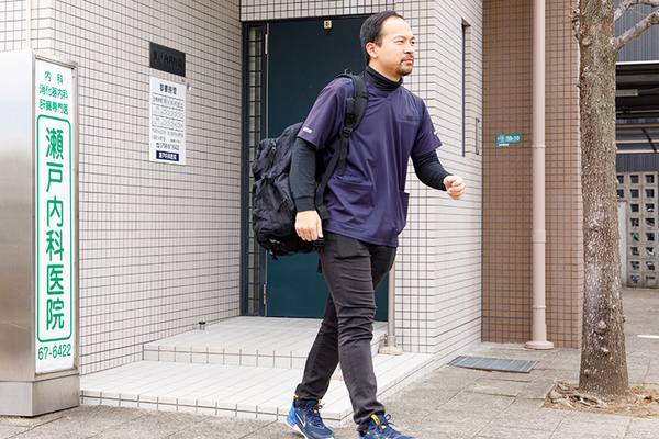 瀬戸内科医院 バックパックを背負って患者の自宅を訪問する