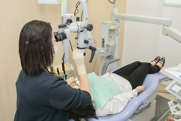 昭和歯科・矯正歯科 研鑽を積んだ歯科衛生士がマイクロスコープを使用しケアを行う