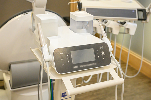 田中歯科クリニック 微粒子パウダーで器具では届かない箇所の汚れにもアプローチする