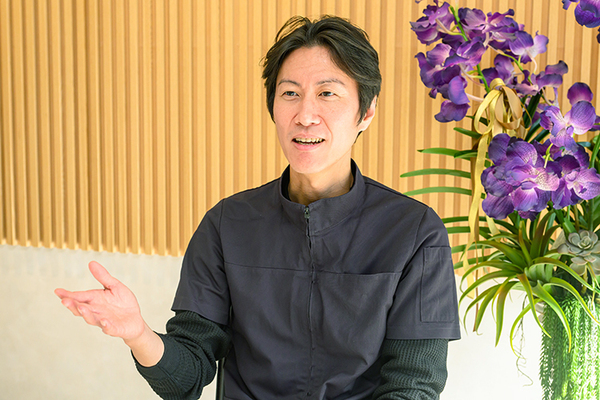 田中歯科クリニック ミリ単位の調整にこだわっていると話す院長