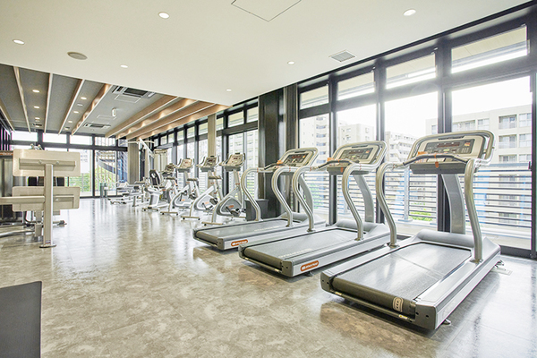 上町はまのクリニック 同ビル内にメディカルフィットネスジムを併設