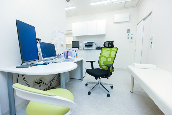 東戸塚駅前西口 おなかの窓口・内科・大腸と胃内視鏡クリニック 患者の不安に耳を傾け、適切な治療方針を丁寧に提案している