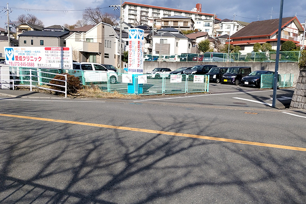 愛成クリニック 患者が通いやすいように広い駐車場も完備している