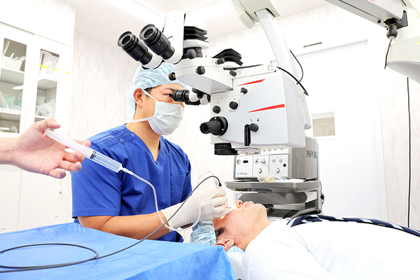 サークル帝塚山眼科 涙道内視鏡手術の経験が豊富な理事長が手術を担当する