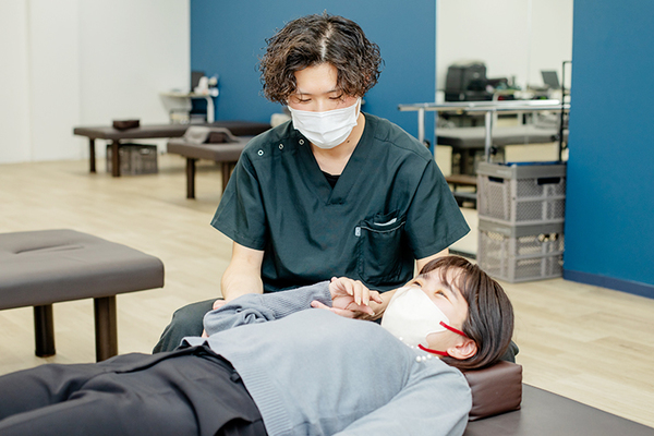 鶴橋整形外科クリニック 五十肩の施術経験を積んだ理学療法士が在籍