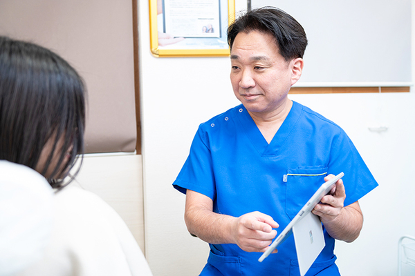 オカダ歯科クリニック 画像や資料を用いながら、治療内容や選択肢を丁寧に説明する