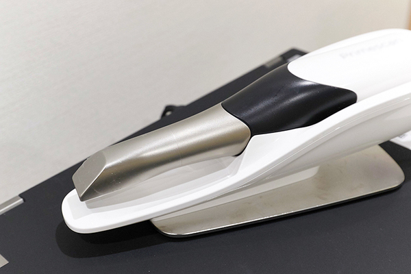 シールズデンタルクリニック東池袋院 口腔内スキャナーを用いて負担なく歯型取りを実施