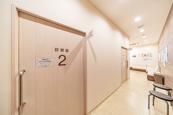 五反野皮ふ・こどもクリニック 子どもと保護者の負担を減らすため院内にもこまやかな工夫を施す