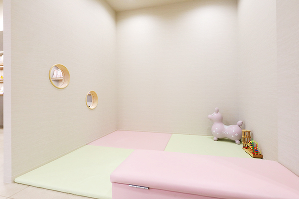 せい皮ふ科クリニック 院内はバリアフリー設計で、ベビーカーでの移動も可能