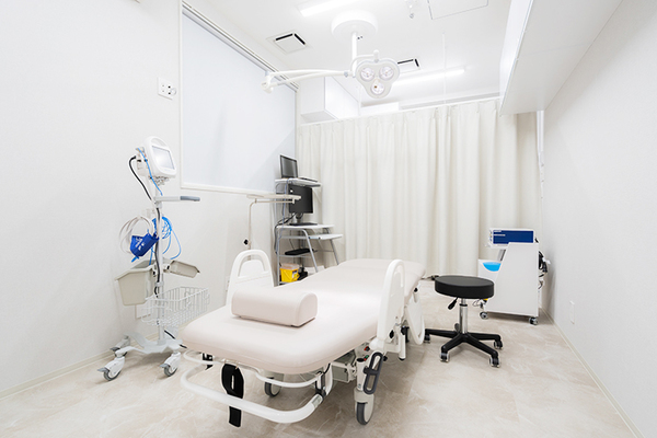 大阪大手前つぼもと消化器内視鏡・肛門外科クリニック 日帰り手術に対応。患者に寄り添った対応を心がけている